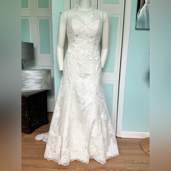 Size 16 Ivory Lace Wedding Dress Bridal Gown Open Back Cap sleeve Fitted NWT Size 16 Ivory Lace Wedding Dress Bridal Gown Open Back Cap sleeve Fitted NWT